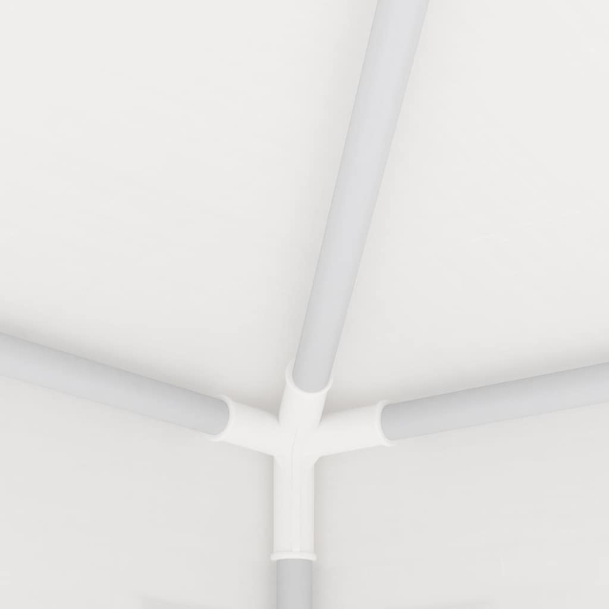 Estructura del techo de un cenador blanco, mostrando detalles de la unión sobre un fondo blanco.