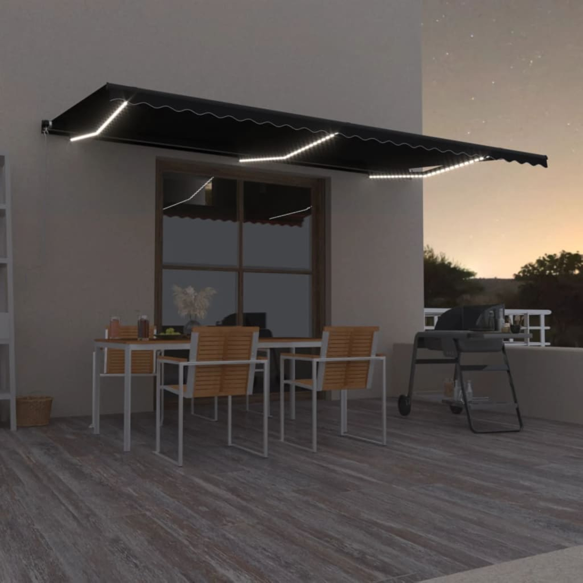 Markise über Terrasse mit Lichterketten. Tisch, Stühle und Grill darunter. Abendszene.