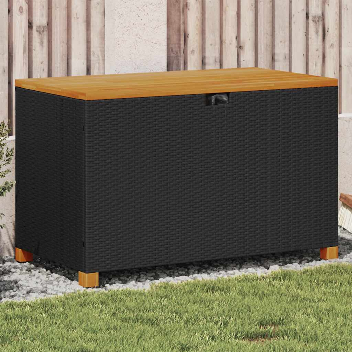 Schwarze Aufbewahrungsbox mit Holzplatte und gewebten Seiten, auf Gras.