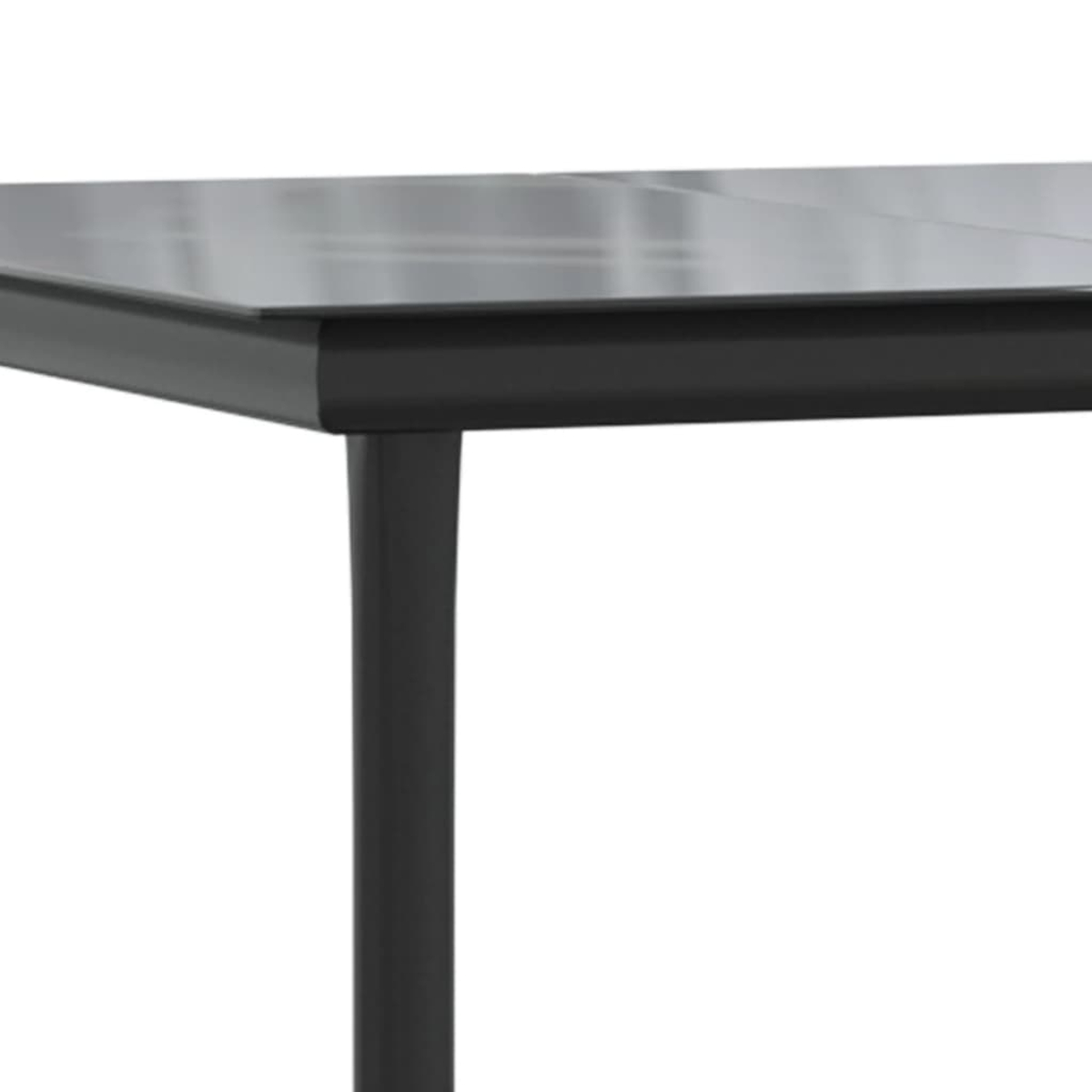 Primer plano de una mesa. Tapa negra, pata delgada.