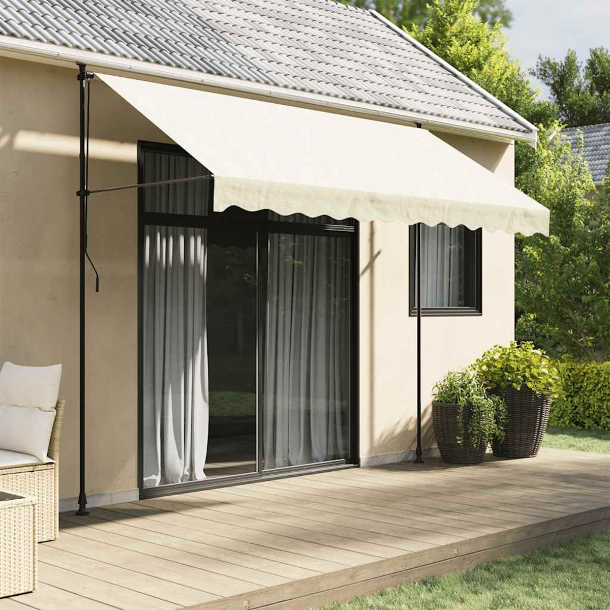 Beige Markise an einem Haus. Schwarzer Rahmen, Glasschiebetüren, Holzterrasse, und Pflanzen.