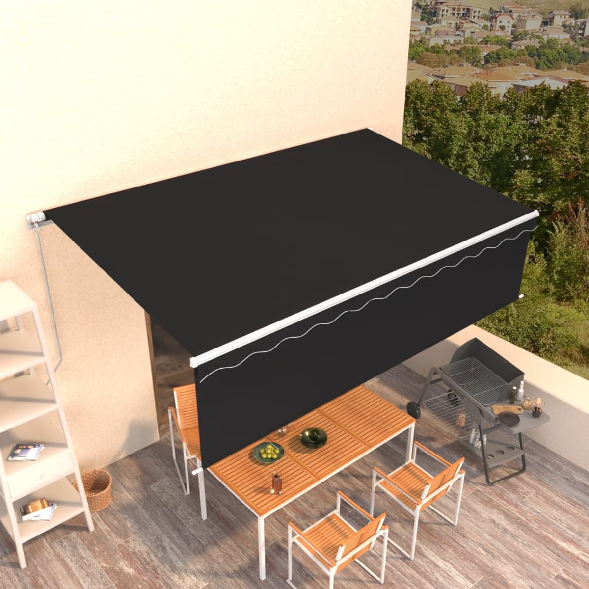 Terrassenszene mit schwarzer Markise, Tisch, Stühlen und Grill. Tageszeit.