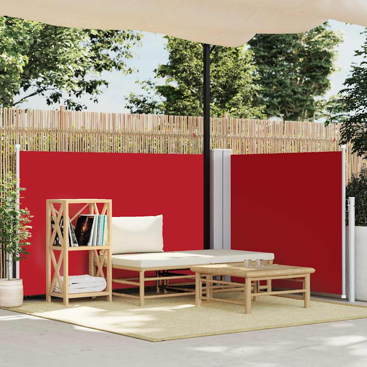 Szene im Freien mit roter Sichtschutzwand, Sitzbank und Holzregal. Davor ein kleiner Tisch.