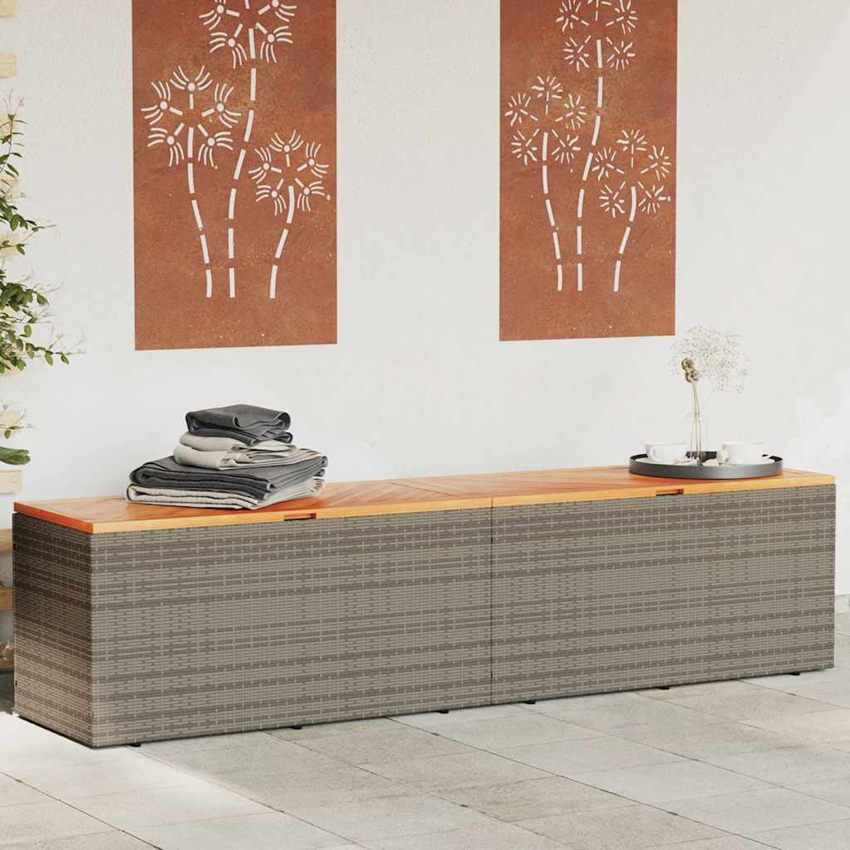 Eine Bank mit Holzplatte, Rattan-Stil-Basis und dekorativen Paneelen.