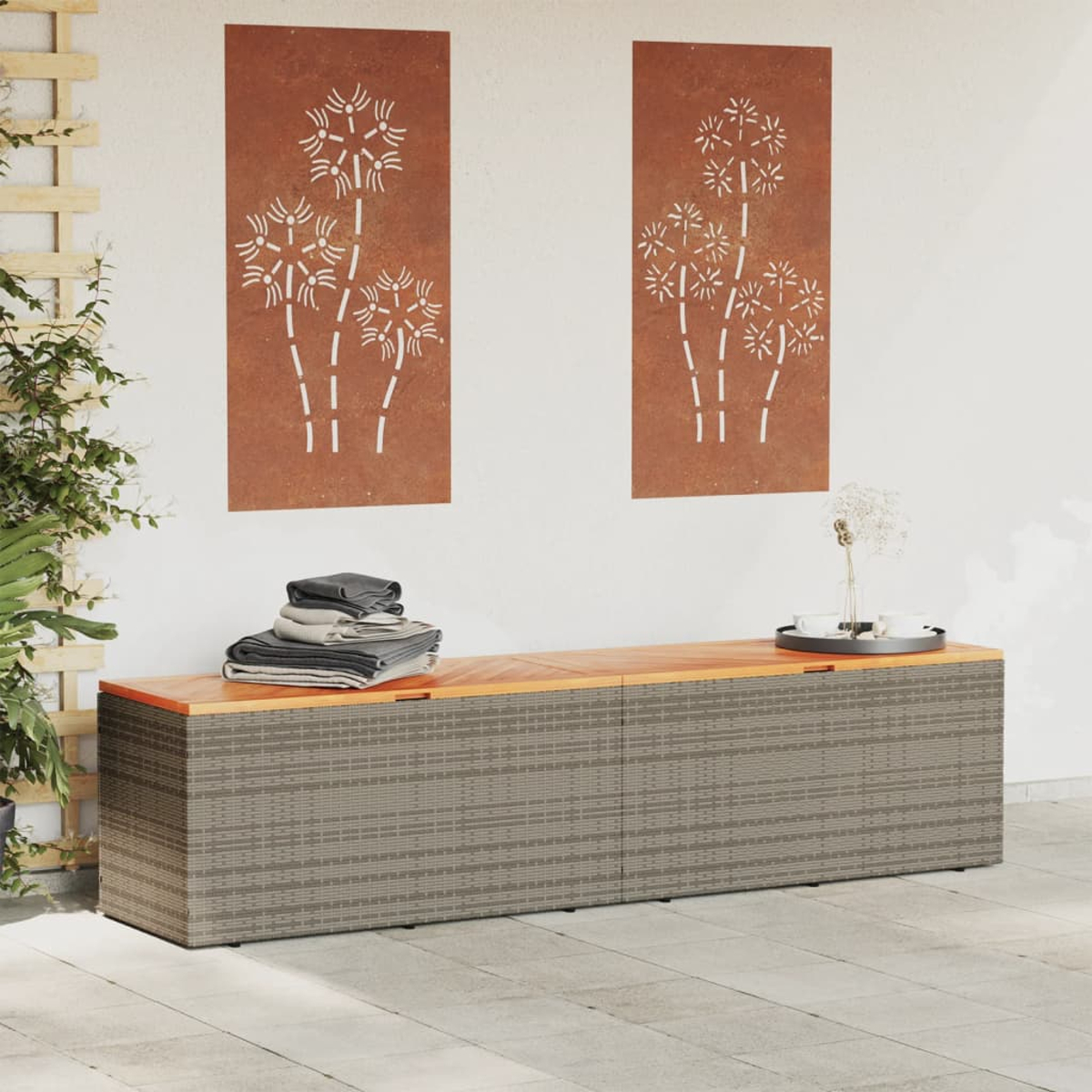 Eine Bank mit Holzplatte und Rattan-Stil-Basis, mit dekorativen Paneelen an der Wand.
