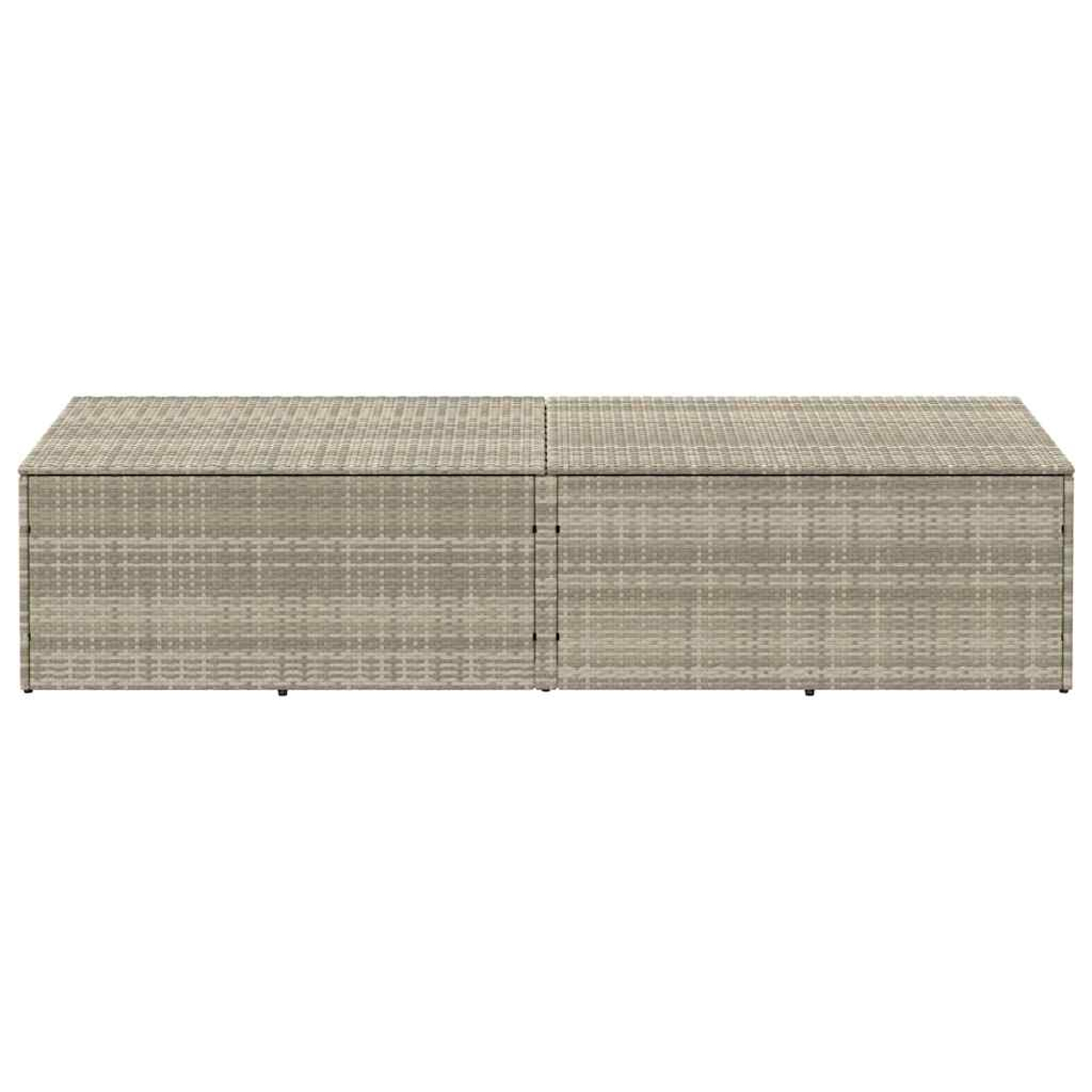 Eine lange, rechteckige Outdoor-Aufbewahrungsbox aus gewebtem, hellbraunem Material.