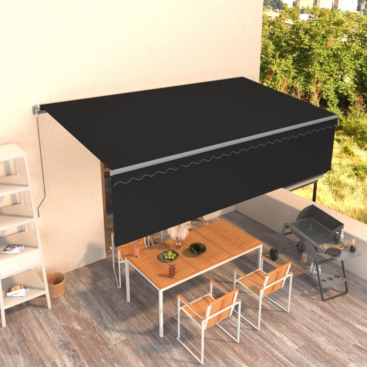 Schwarze Markise über einem Holztisch mit Stühlen auf einem Deck. Grill und Regal rechts.
