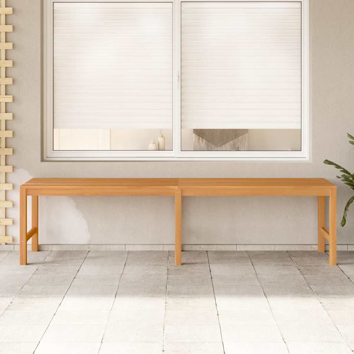 Eine Holzbank vor einer Wand mit einem Fenster. Der Hintergrund ist neutral.