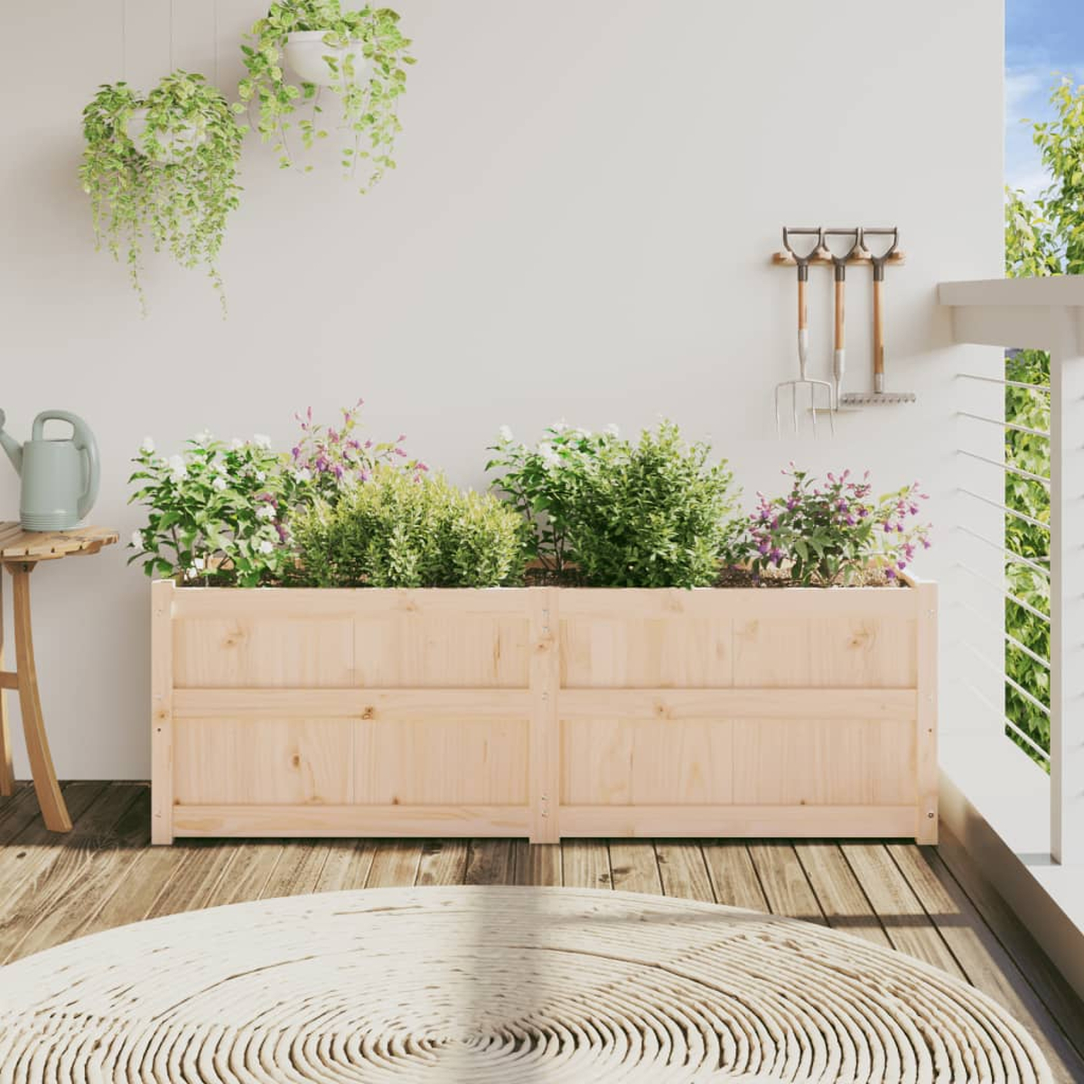 Holzkasten auf einer Terrasse mit Pflanzen.