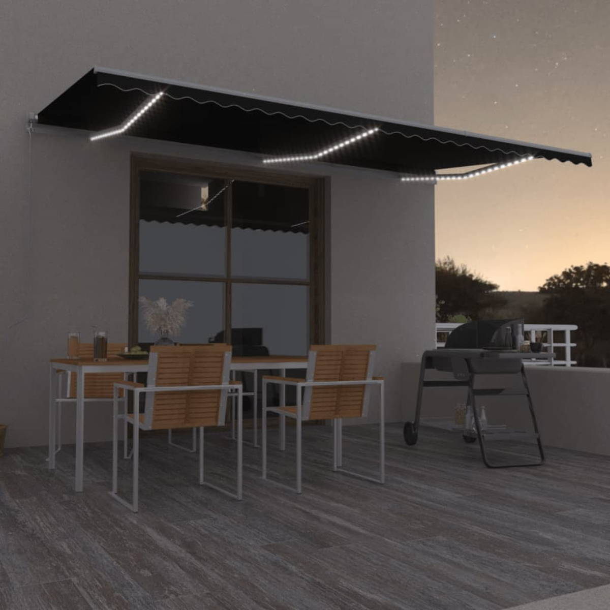 Eine Außenszene in der Dämmerung. Schwarze Markise mit Lichtern über Tisch, Stühlen und Grill auf Deck.
