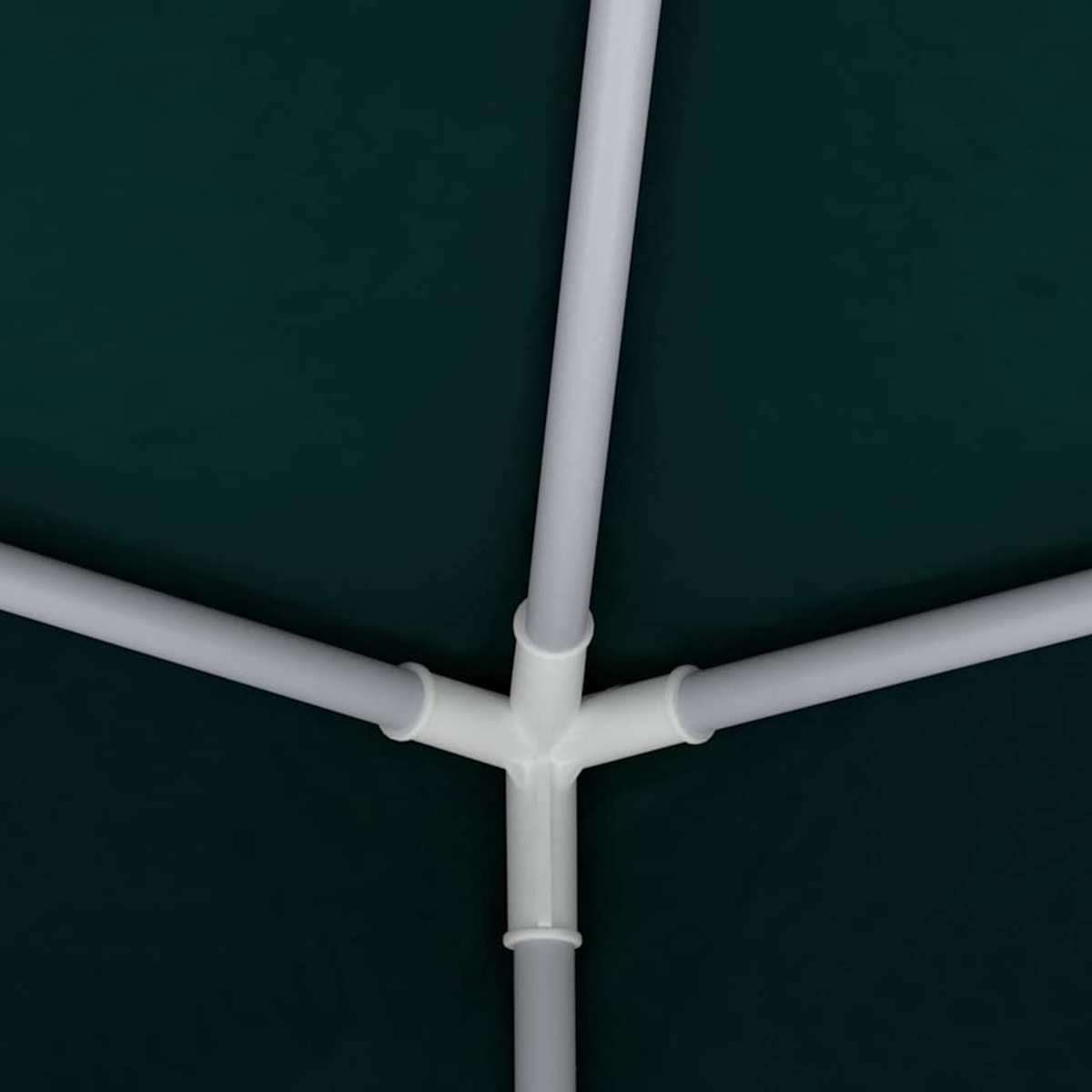 Un primo piano di un giunto del telaio del gazebo. Il telaio è bianco, il tetto verde scuro.