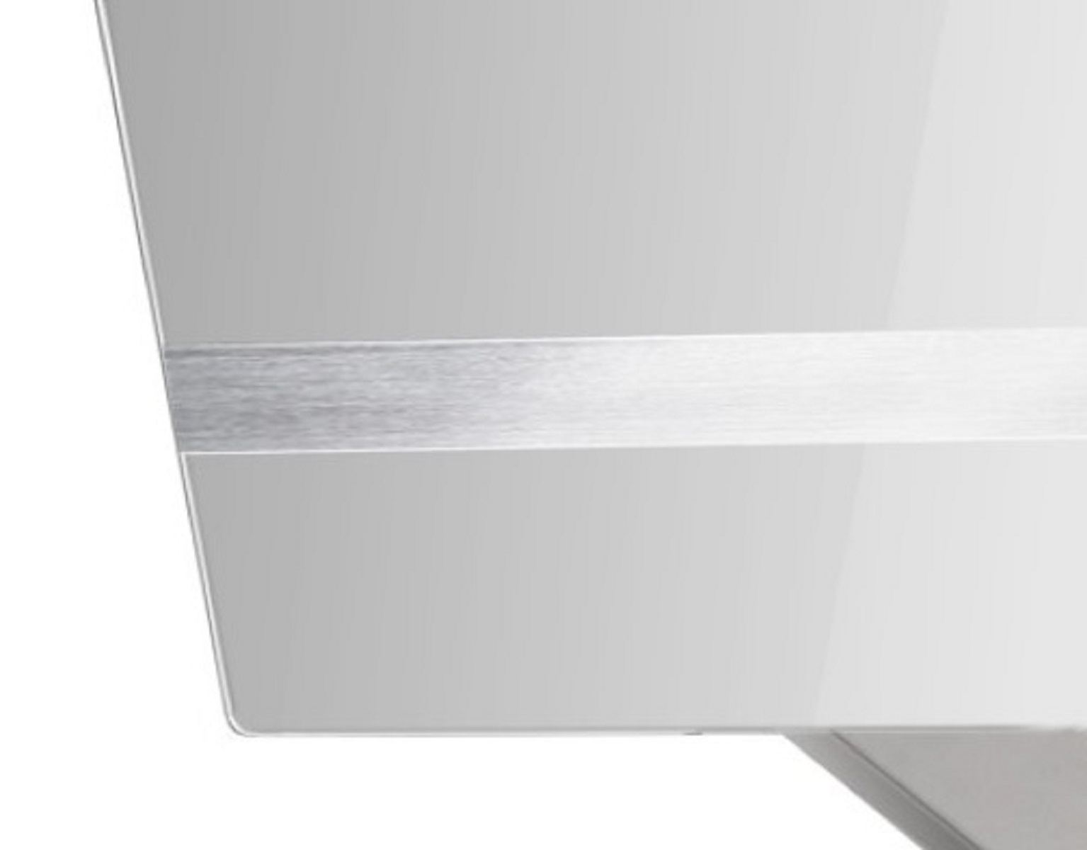 Nahaufnahme einer weißen Dunstabzugshaube mit Metallstreifen. Weißer Hintergrund.