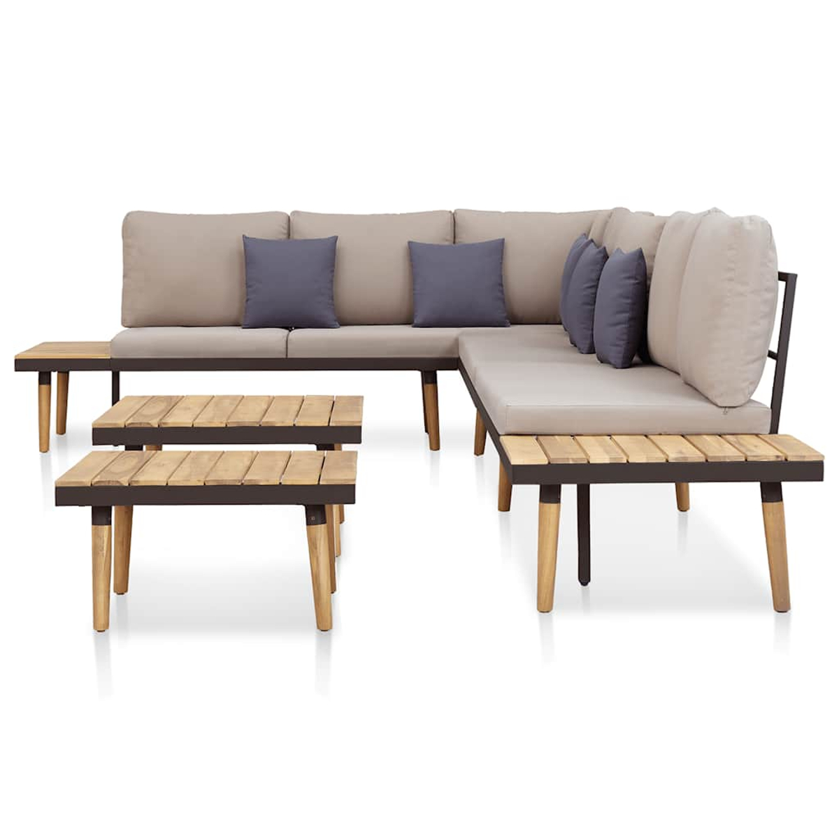 L-förmiges beiges Outdoor-Sofaset mit grauen Kissen und Holztischen. Weißer Hintergrund.