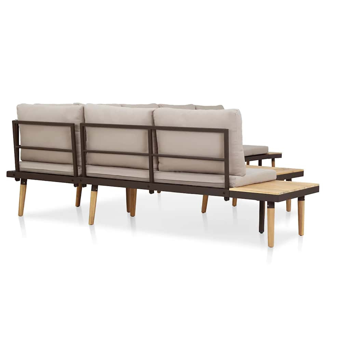 Rückansicht der Outdoor-Sofagarnitur. Beige Kissen, brauner Rahmen und Holztische. Weißer Hintergrund.