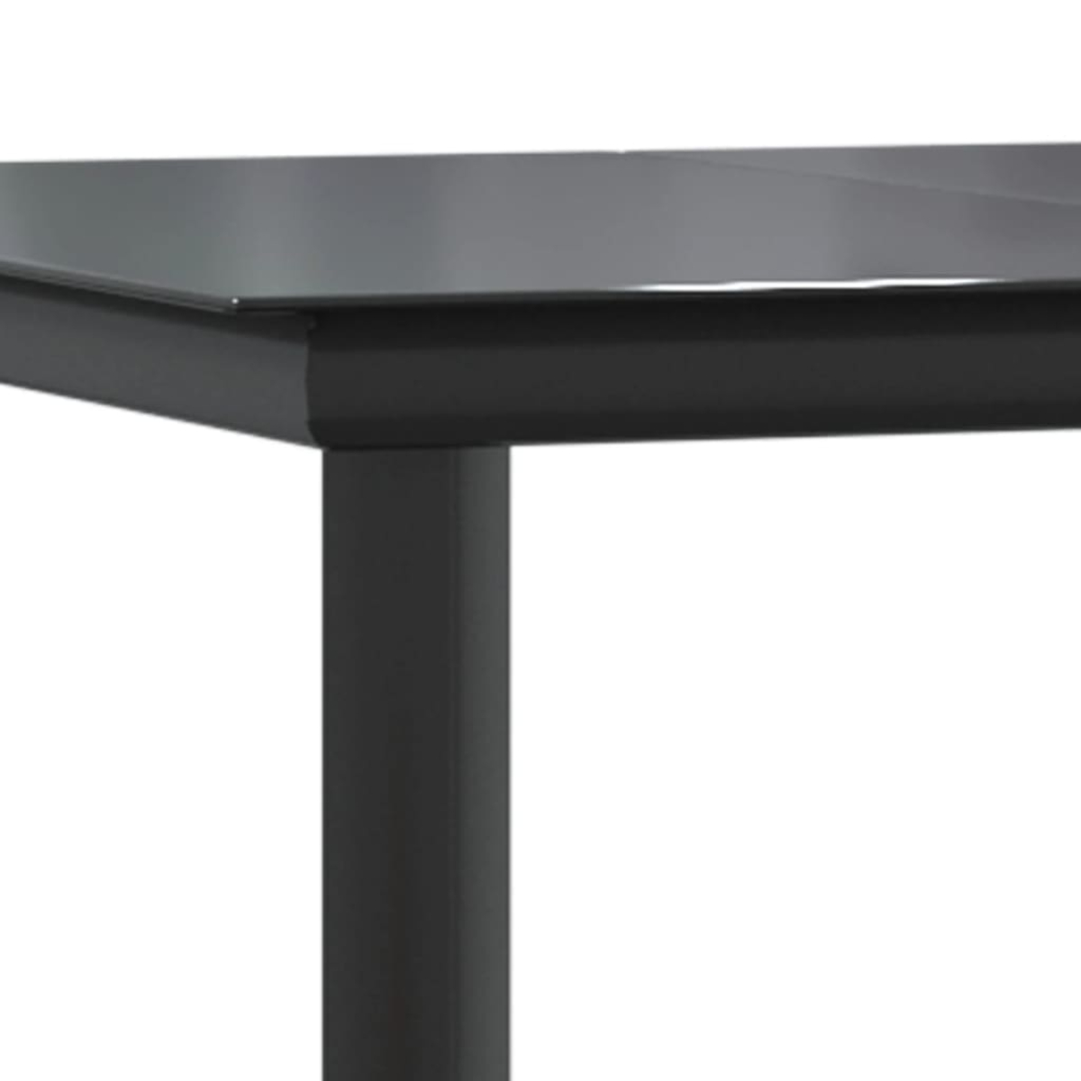 Nahaufnahme einer schwarzen Tischecke und eines Beins, die ein schlankes Design zeigen.