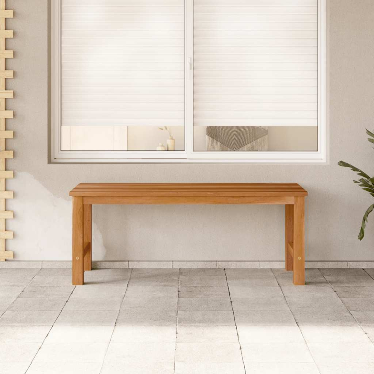 Holzbank vor einem Fenster. Das Fenster hat weiße Jalousien. Grauer Hintergrund.