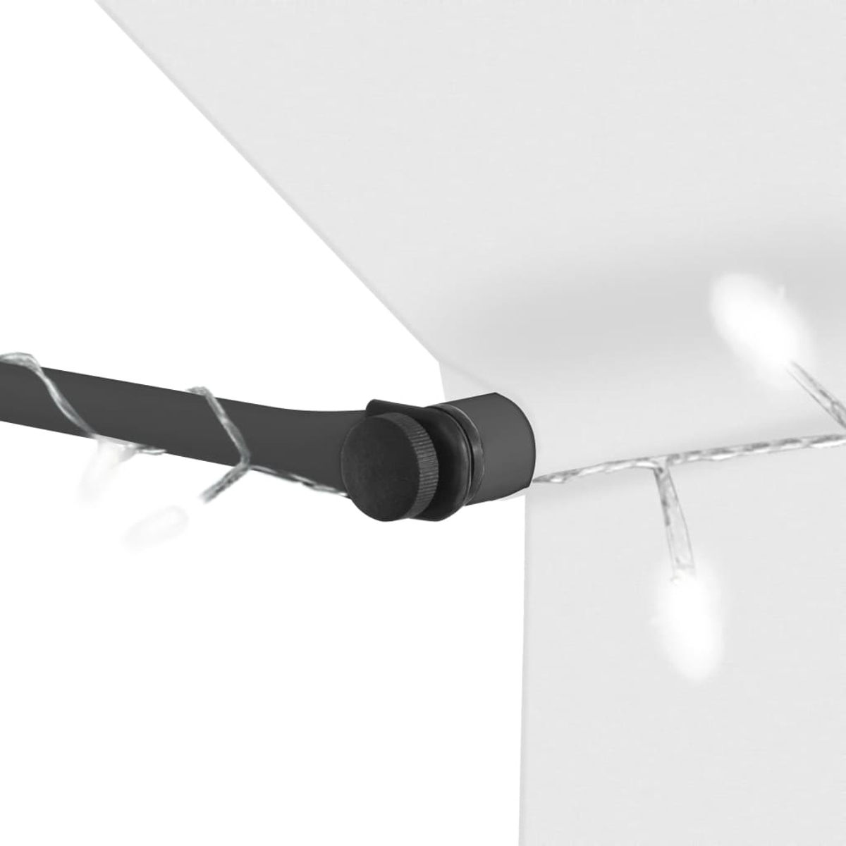 Schwarze Metallhalterung mit Knauf und Lichterketten auf weißer Oberfläche.