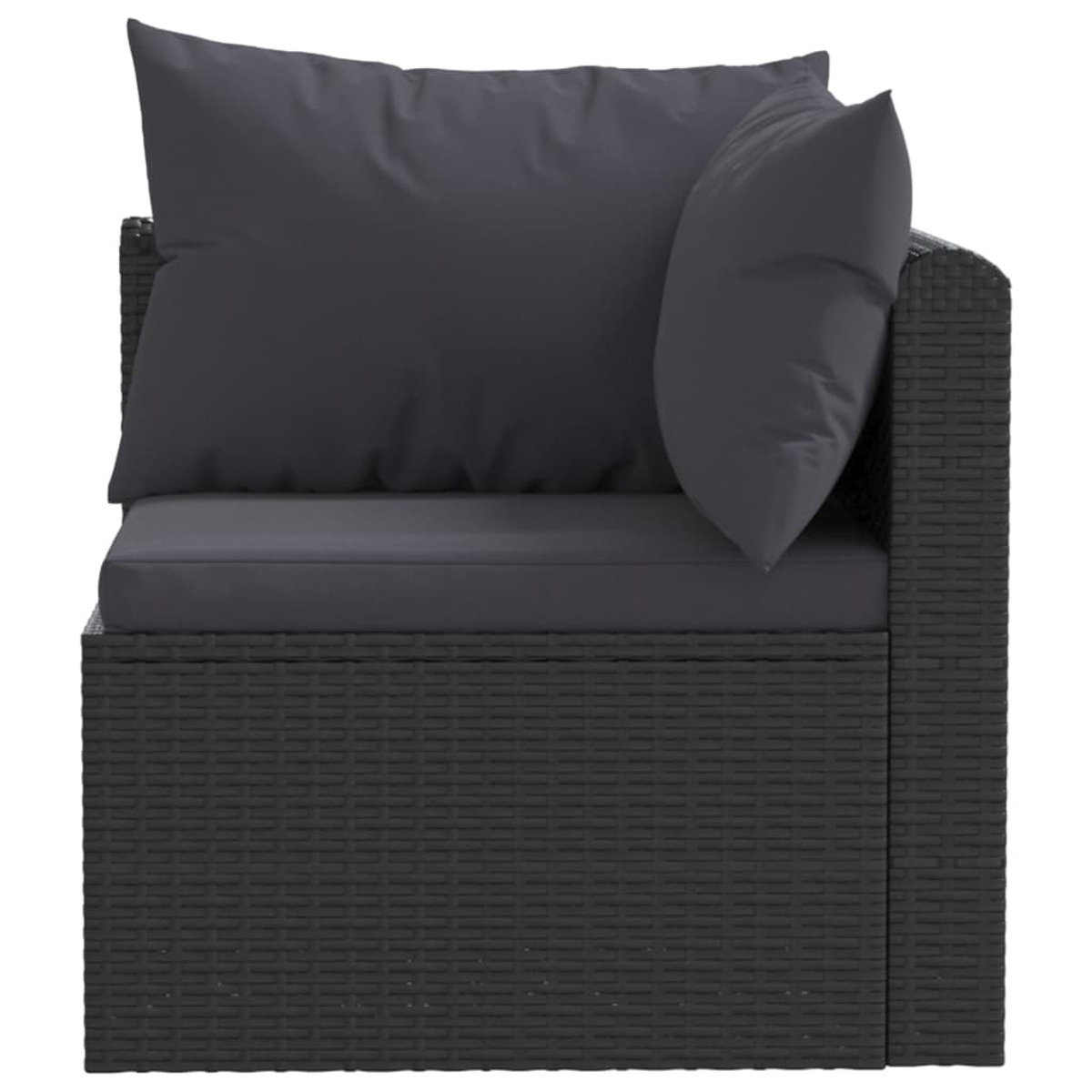 Dunkelgraues Ecksofa aus Korbgeflecht mit zwei dunkelgrauen Kissen. Weißer Hintergrund.
