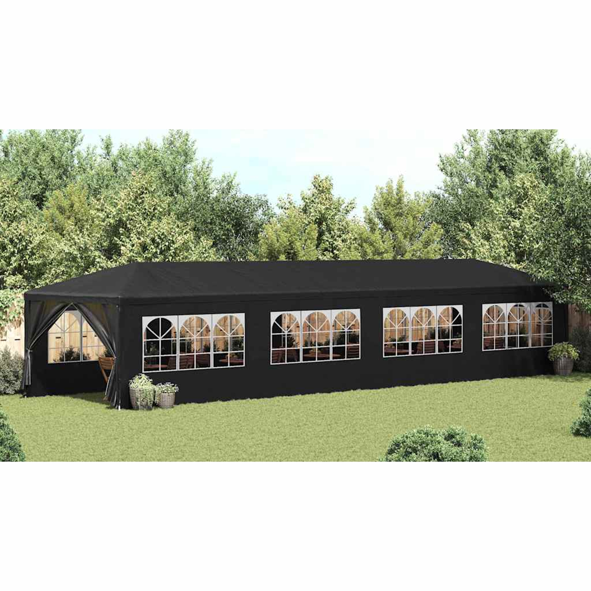 Schwarzer Outdoor-Pavillon mit Fenstern, auf grünem Gras.