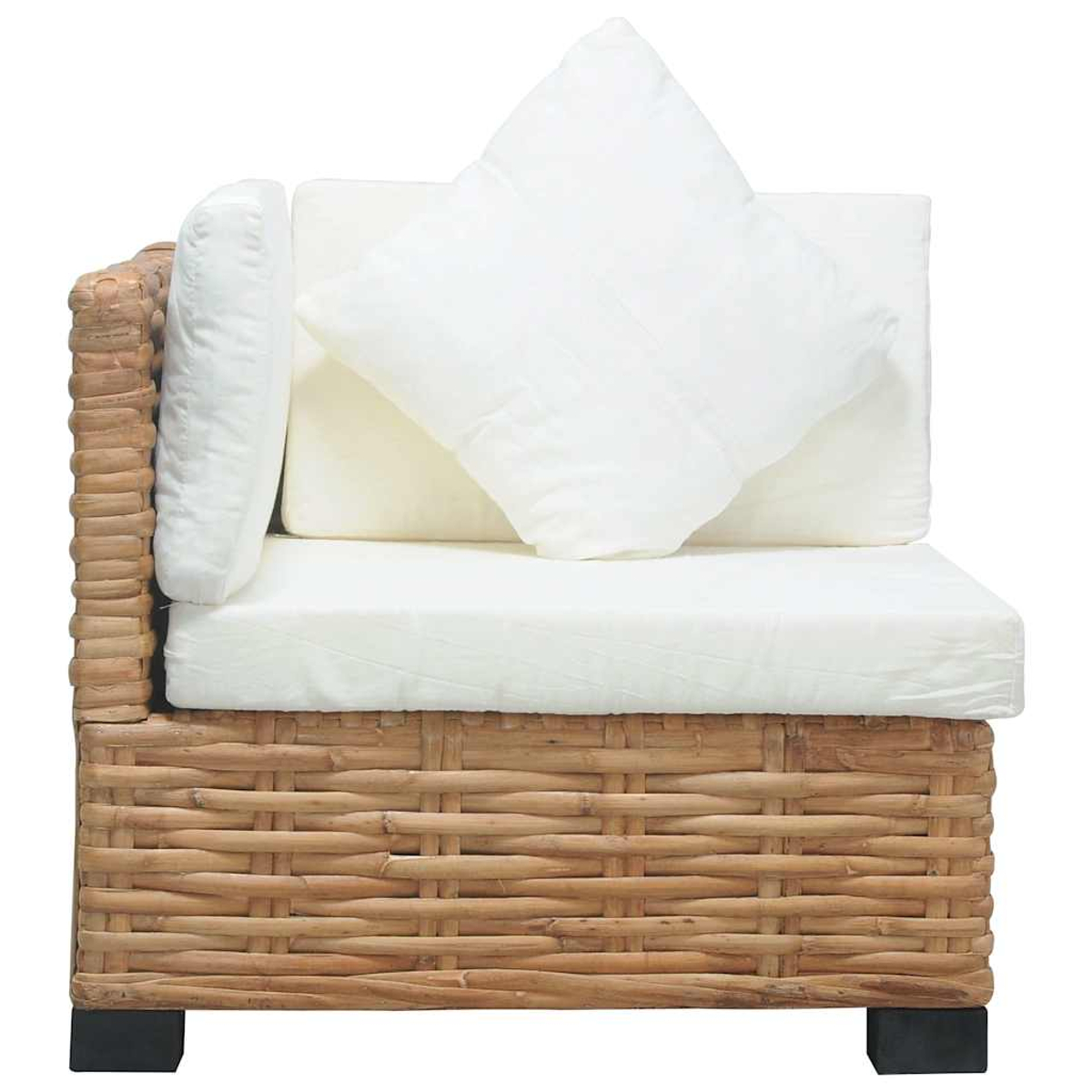 Ein Rattan-Stuhl mit weißen Kissen. Der Stuhl hat eine geschwungene Rückenlehne. Isoliert auf Weiß.