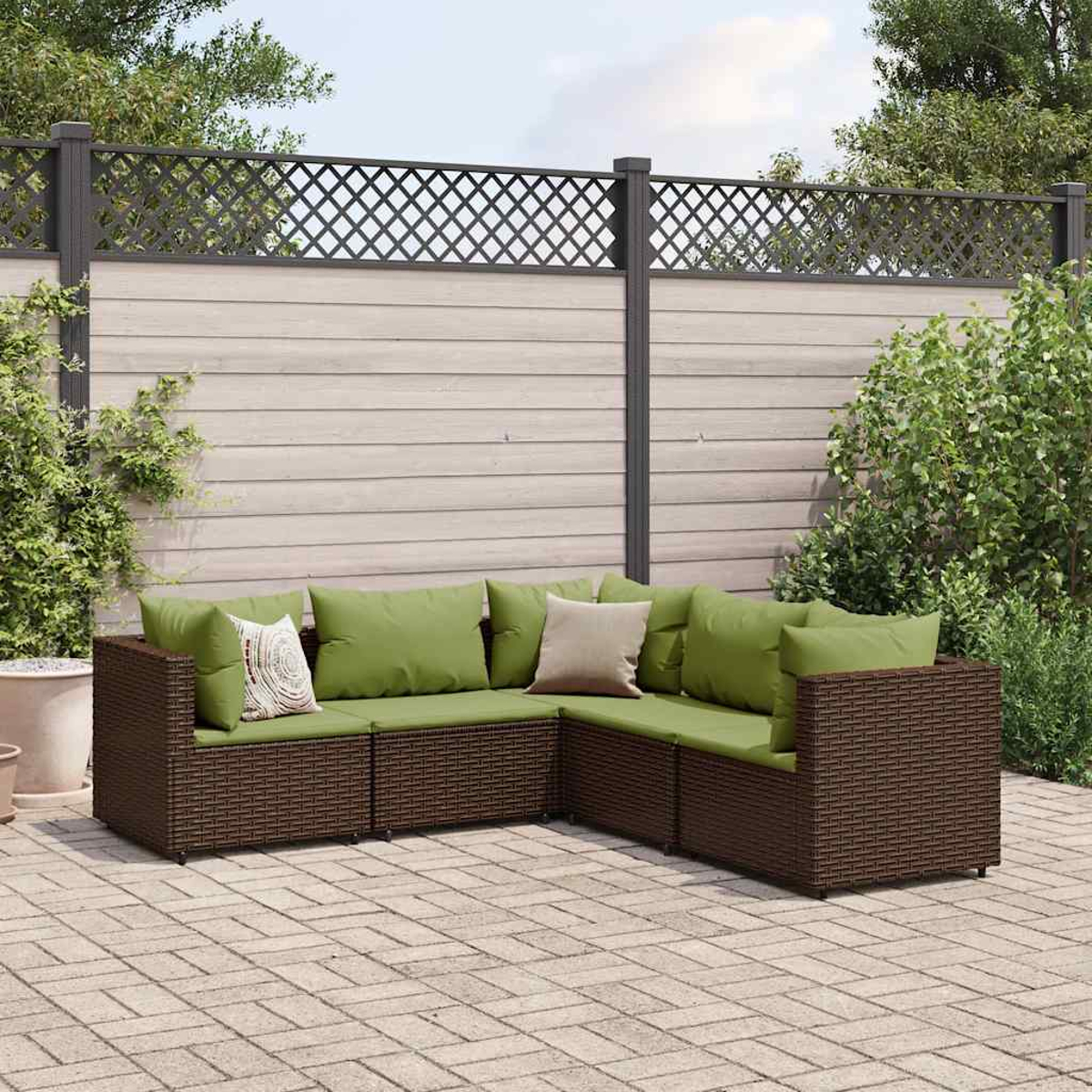 Un divano angolare da esterno a forma di L in rattan marrone con cuscini verdi. Dietro una staccionata di legno.