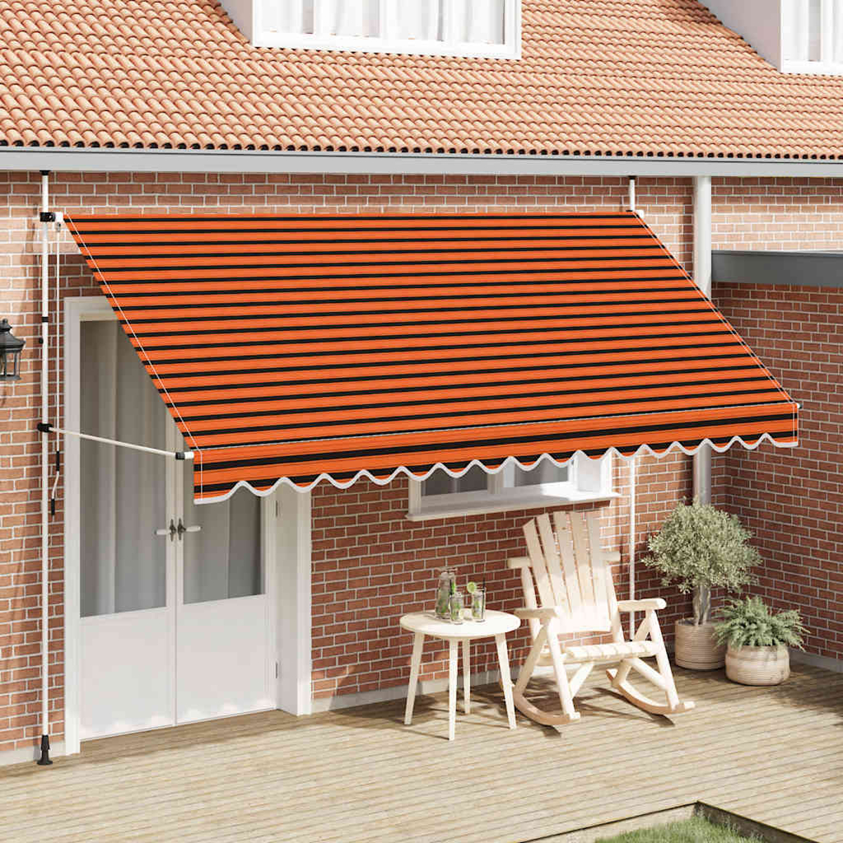 Markise mit orange-schwarzen Streifen, über Tür, Backsteinmauer, Schaukelstuhl.