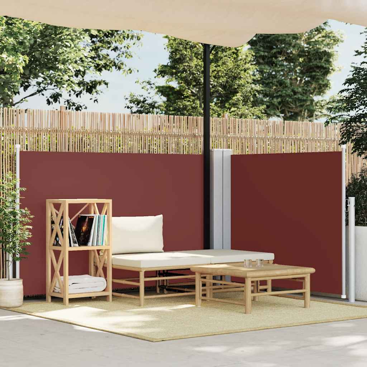 Szene im Freien mit Holzregal, Bank und Tisch. Roter Sichtschutz und Laub.