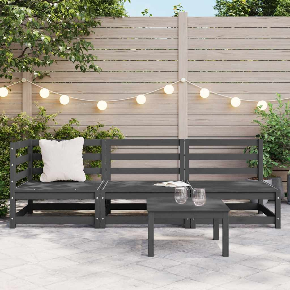Eine Terrassengarnitur mit Sofa, zwei Stühlen und einem Tisch. Das Set ist dunkelgrau mit Holzzaun im Hintergrund.