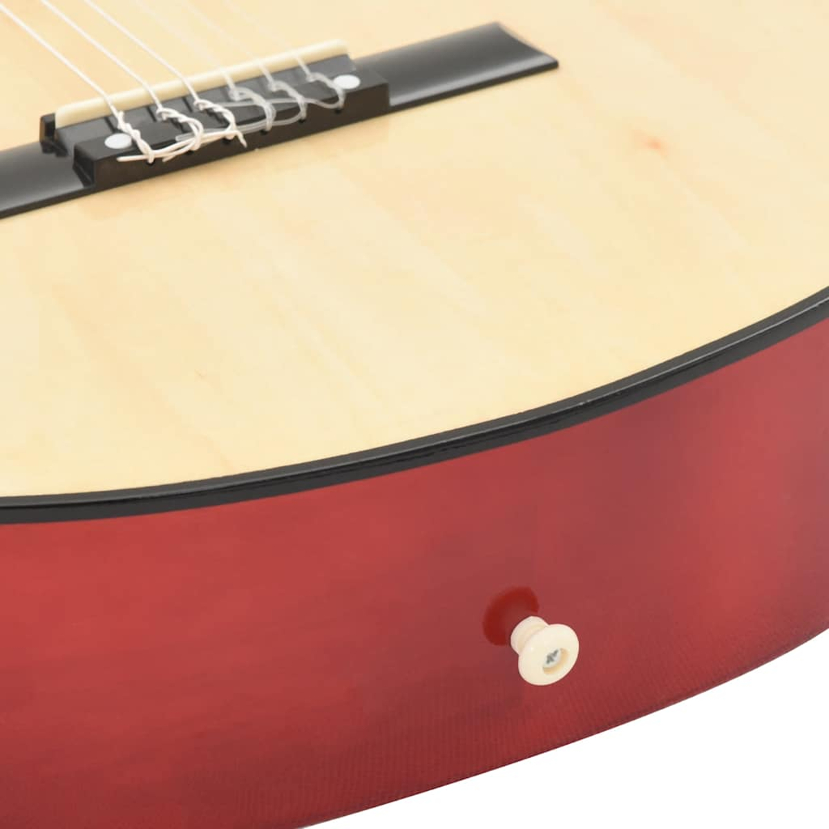 Nahaufnahme eines roten Gitarrenkorpus und einer hellen Holzfront. Weiße Saiten und ein schwarzer Steg sind sichtbar.