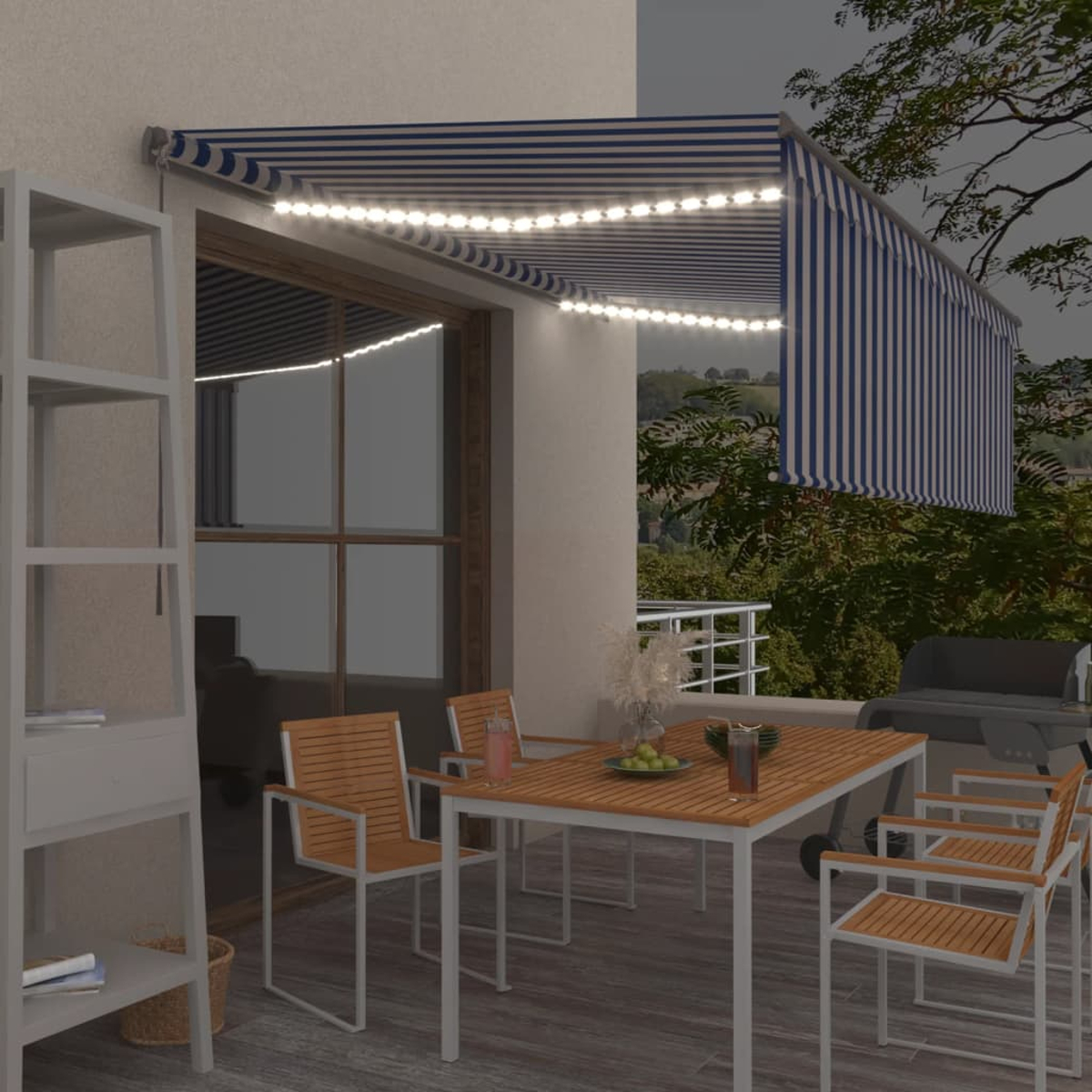 Outdoor-Terrasseneinstellung bei Nacht mit gestreifter Markise und Lichtern. Tisch und Stühle sind aufgebaut. Hintergrund ist ein Gebäude.