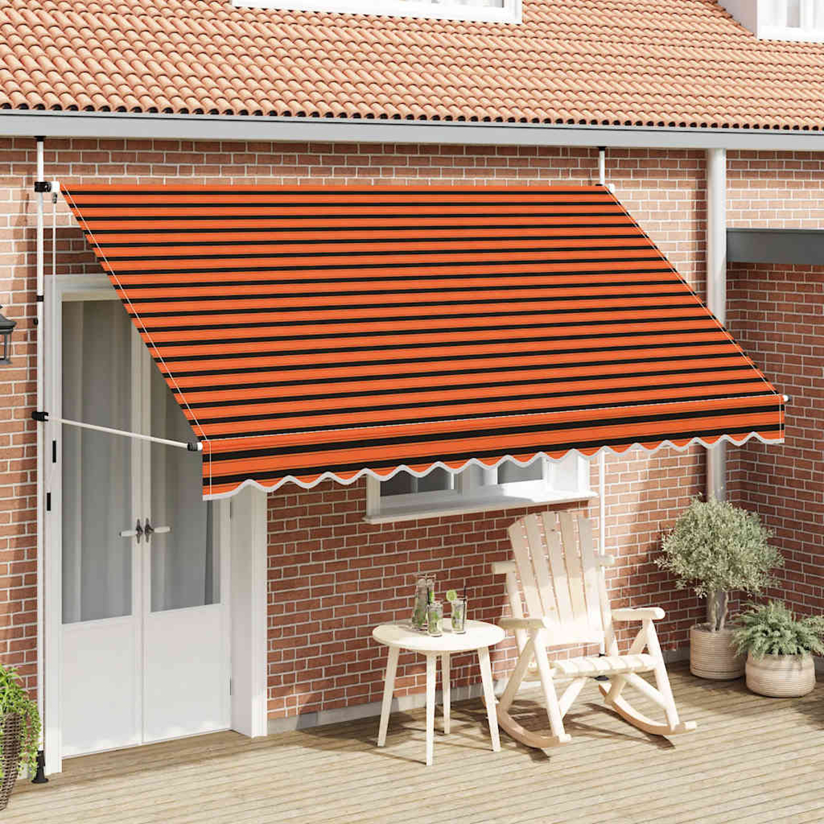 Eine orange-schwarz gestreifte Markise über einer Terrasse, mit einem Holzstuhl und Tisch.