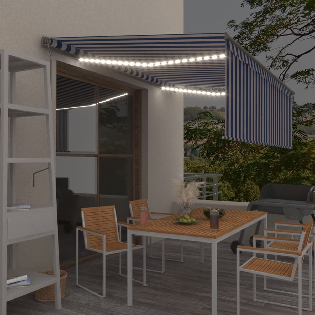 Terrasse mit Tisch, Stühlen, blau gestreifter Markise mit Lichtern und Grill.