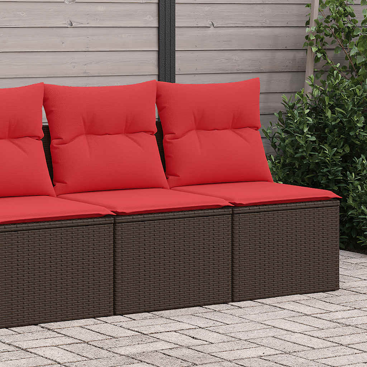 Braunes Outdoor-Wicker-Sofa mit drei roten Kissen auf einer Terrasse.