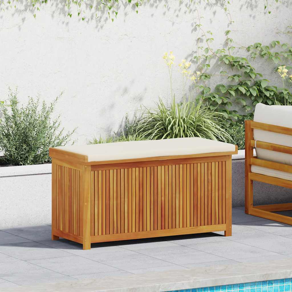 Holz-Aufbewahrungsbank mit cremefarbenem Kissen, draußen in Poolnähe.