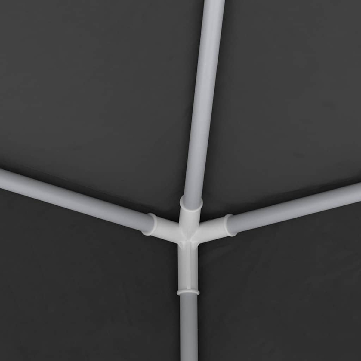 Primer plano de las uniones del marco del toldo, conectores blancos con fondo oscuro.