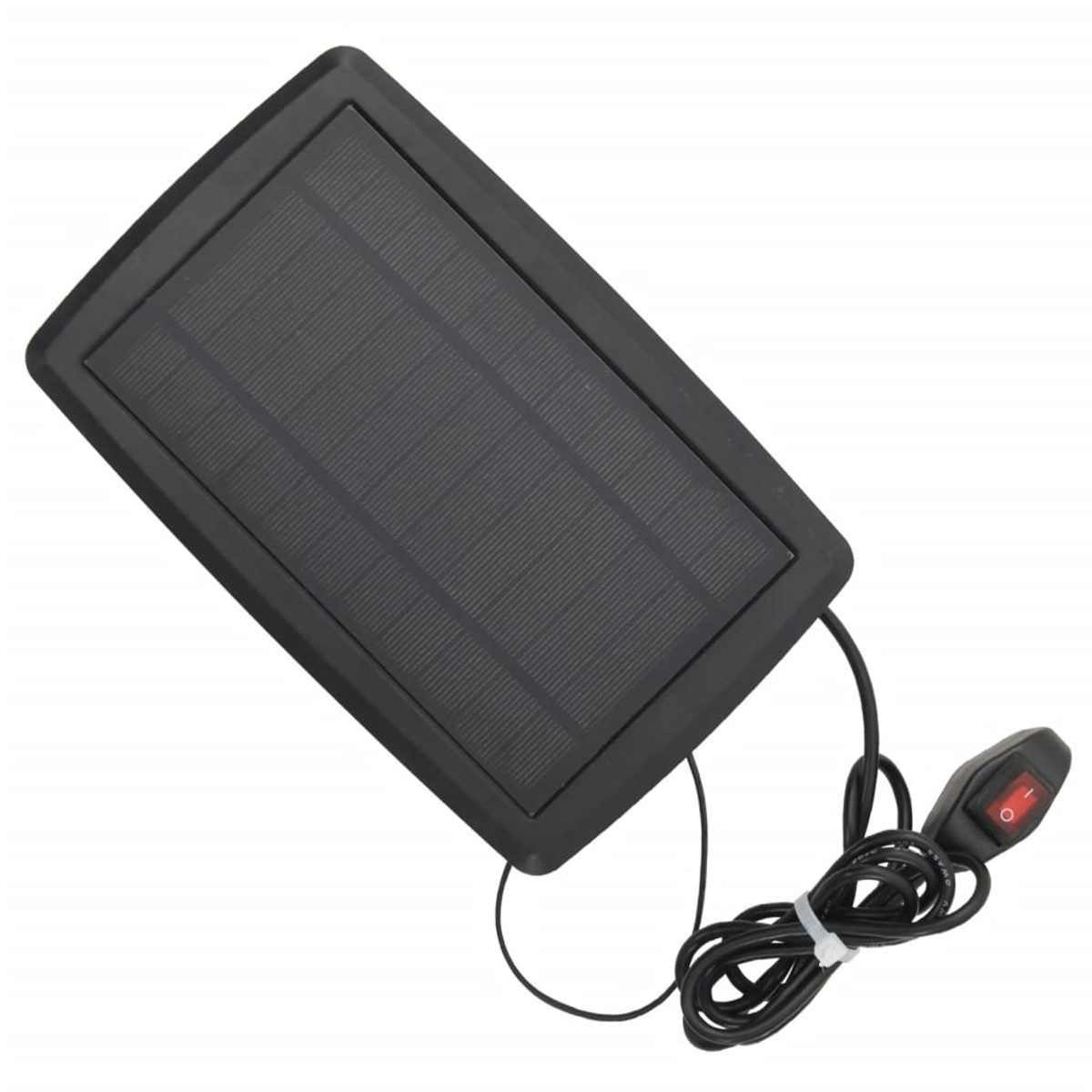 Un pannello solare nero con un interruttore e fili collegati. Su sfondo bianco.