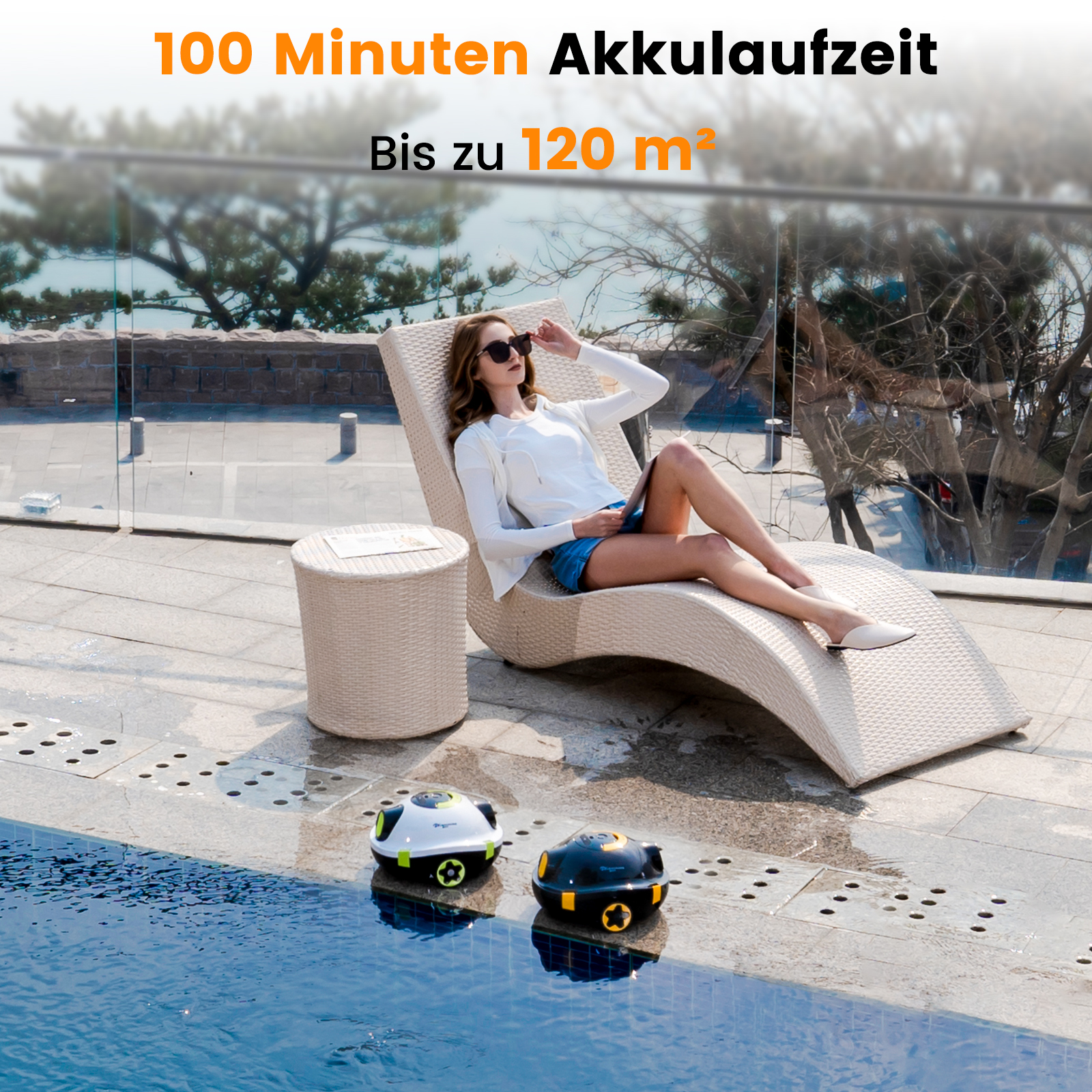 Eine Frau auf einer Liege am Pool. Zwei Roboter-Poolreiniger im Vordergrund. Text: 100 Min. Akkulaufzeit, bis zu 120 m².