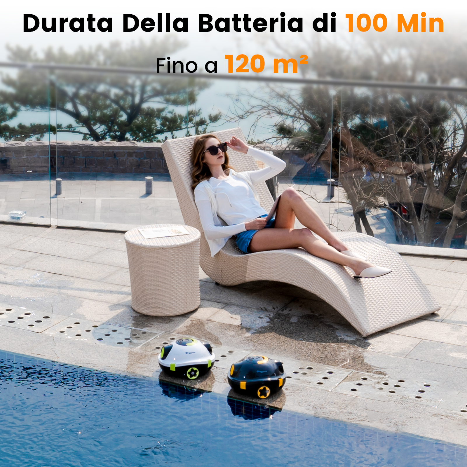 Donna su chaise longue, due robot vicino piscina. Testo: Durata batteria 100 min, fino a 120 m².