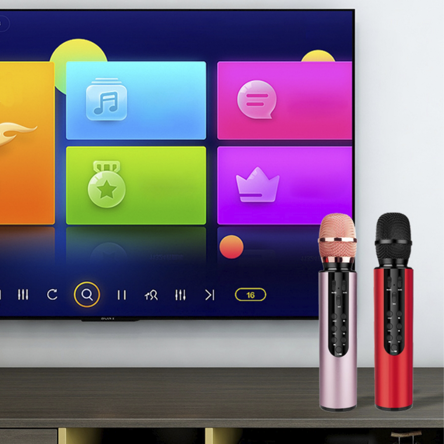 Due microfoni, uno rosa e uno rosso, davanti a uno schermo TV che mostra le app.
