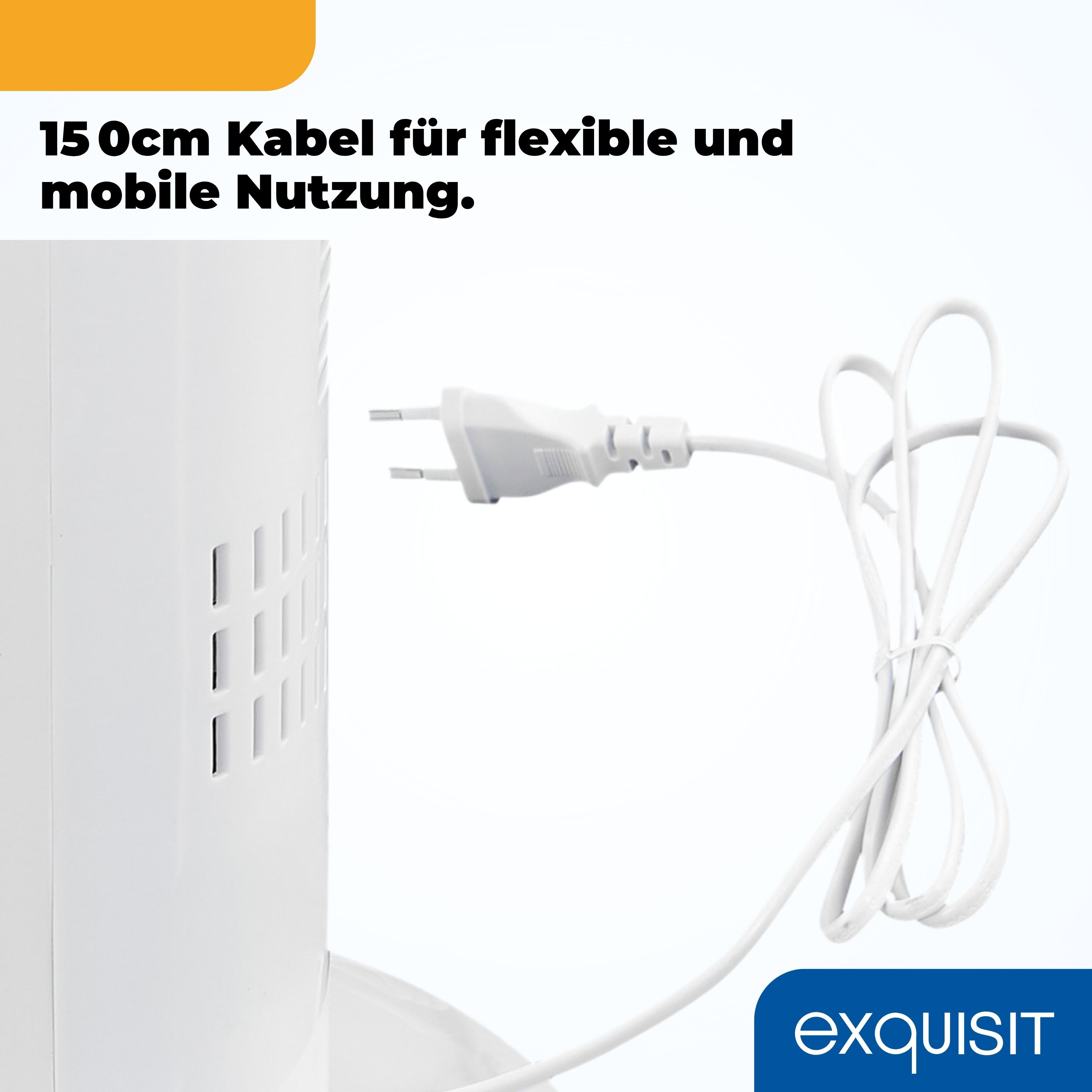 Nahaufnahme eines weißen Ventilators und seines Netzkabels. Das Kabel ist weiß und in eine weiße Steckdose gesteckt.