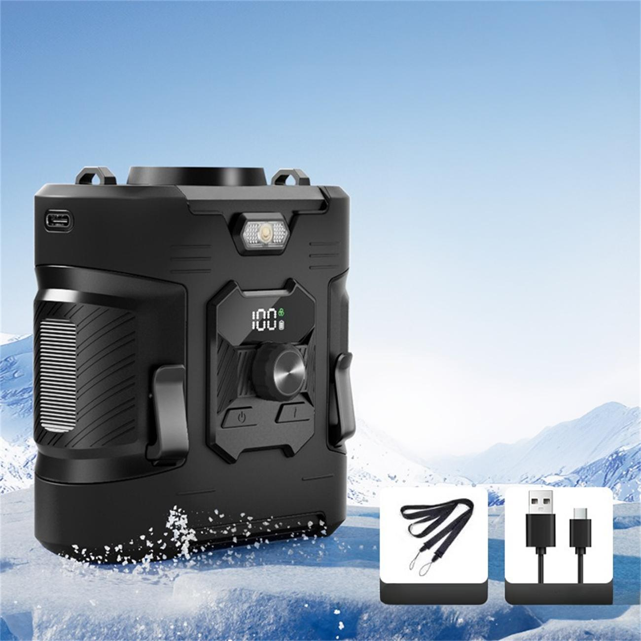 Schwarzes Gerät mit Display, Knöpfen und Taschenlampe. USB und Gurt enthalten. Schnee Hintergrund.