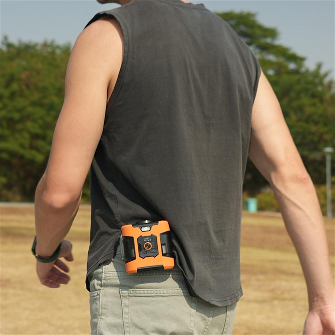 Mann mit schwarzem Tanktop, mit einem orangefarbenen und schwarzen Gerät am Gürtel befestigt.