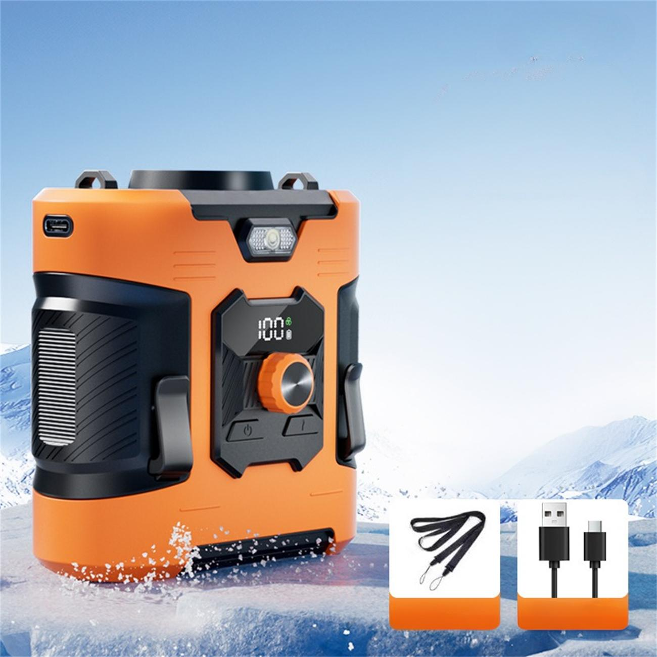 Eine orangefarbene und schwarze Powerbank mit Bildschirm und Knöpfen liegt auf einer schneebedeckten Oberfläche mit Zubehör.