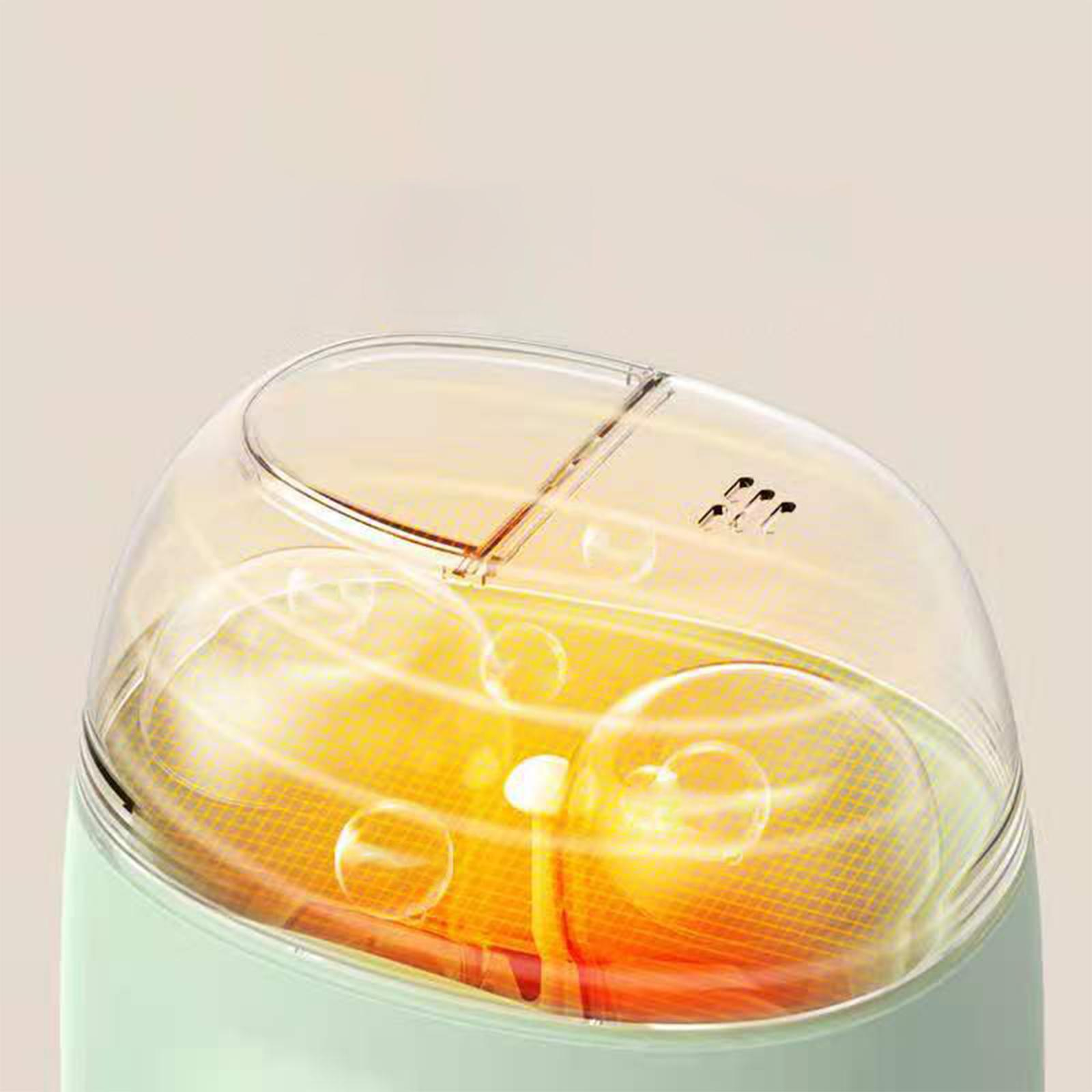 Ein Babyflaschensterilisator mit zwei Flaschen im Inneren, mit transparentem Deckel. Heller Hintergrund.
