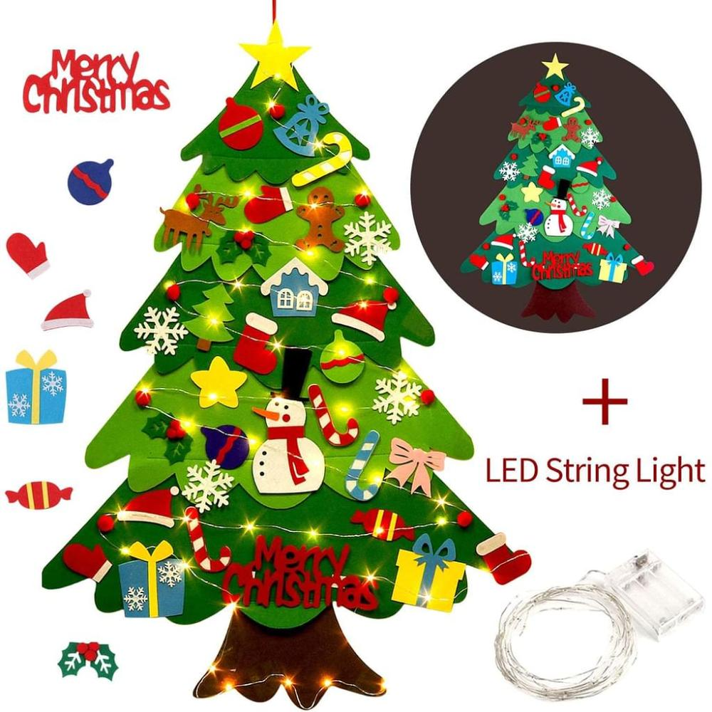 Ein grüner Filz-Weihnachtsbaum mit Ornamenten und Lichtern, ein kleinerer Baum und LED-Lichterketten werden gezeigt.