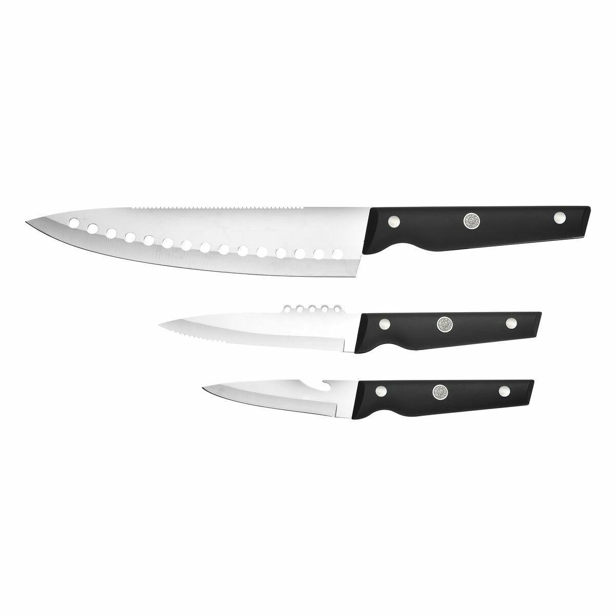 Tres cuchillos de acero inoxidable con mangos negros sobre una superficie blanca. Los cuchillos varían en tamaño y forma.