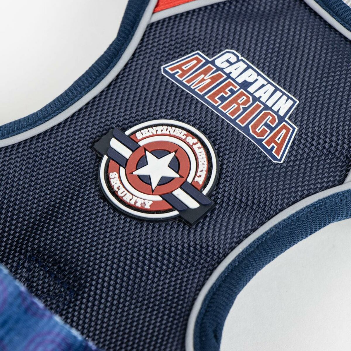 Nahaufnahme des Captain America Hunde-Geschirrs, Detail des Aufnähers und Logos.