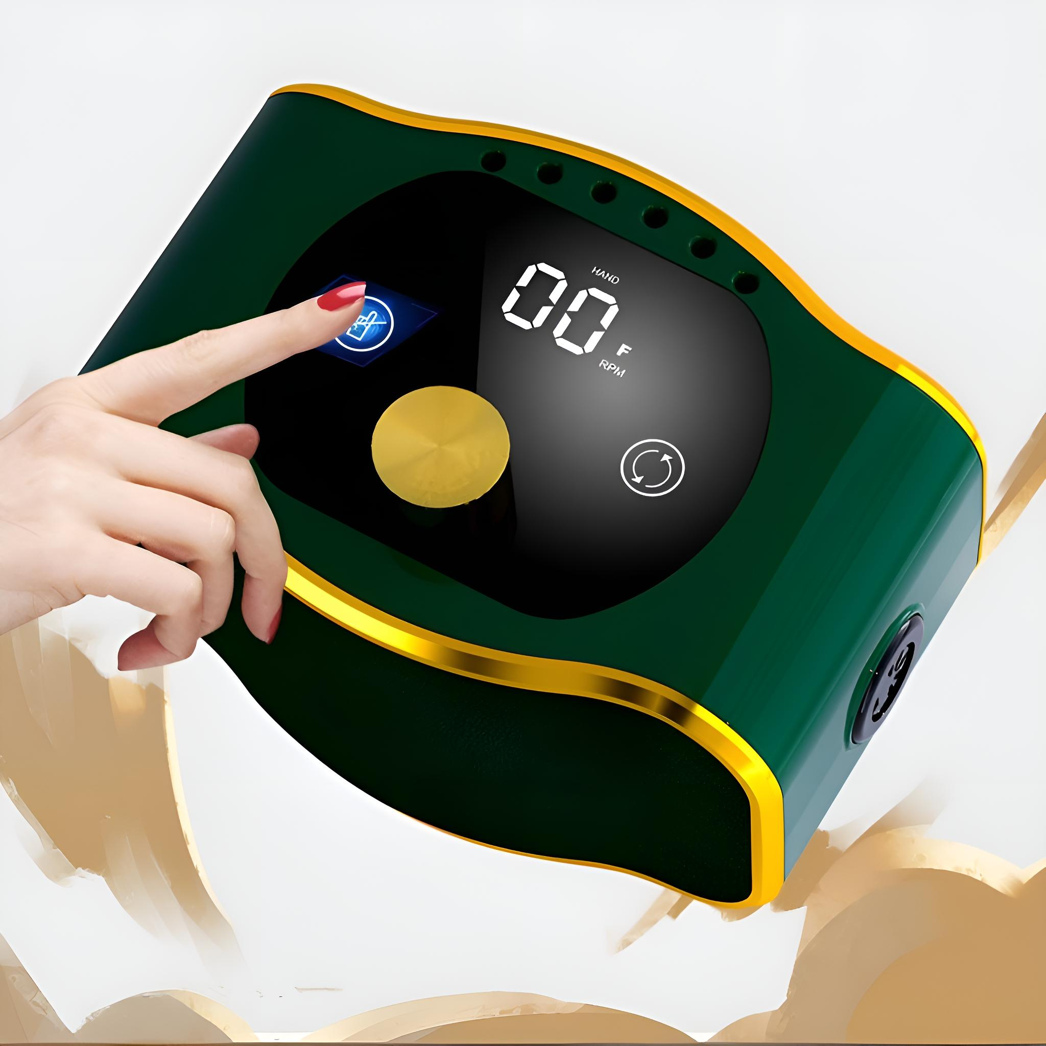 Der Finger einer Frau berührt ein Display. Das Gerät ist dunkelgrün mit goldenem Rand und Display.