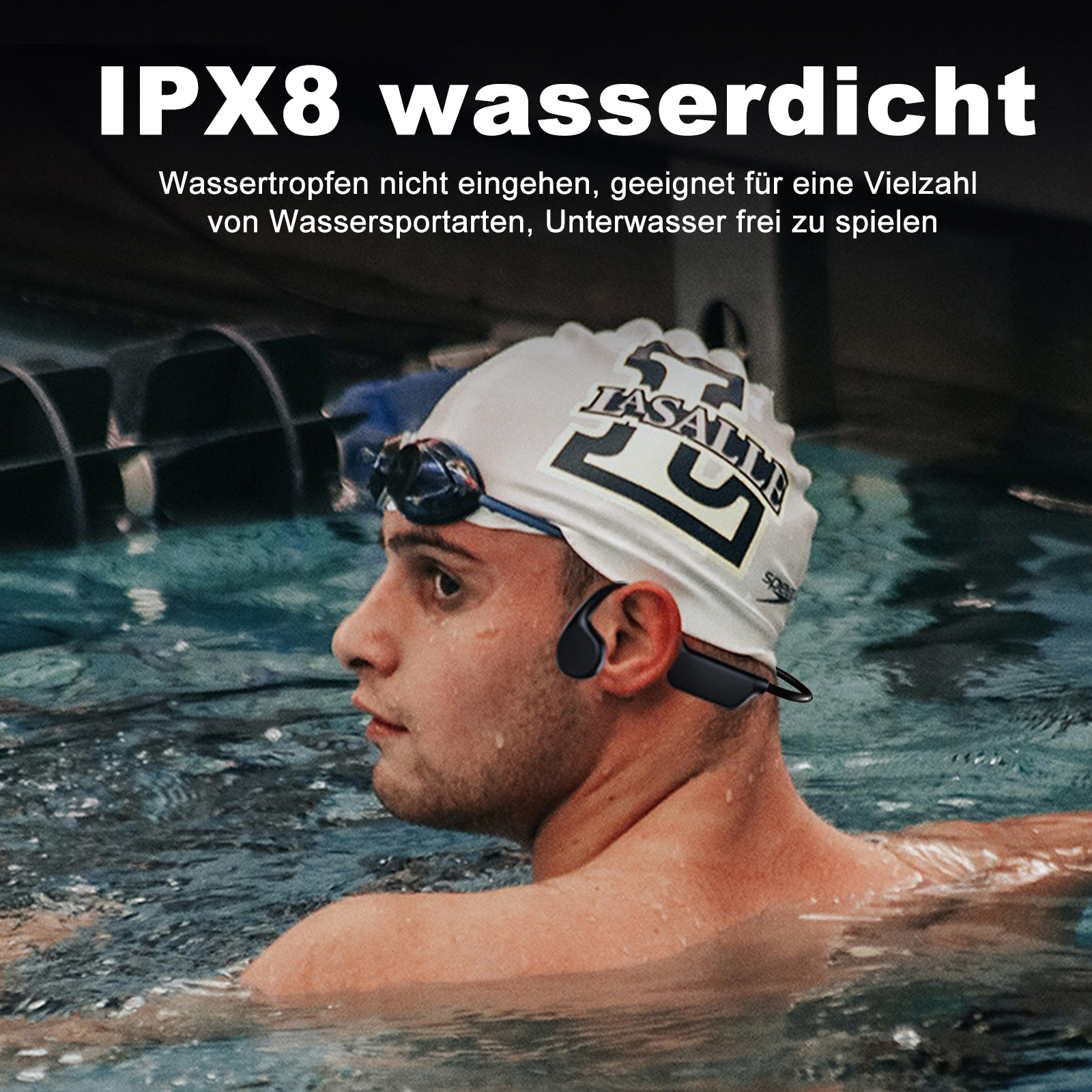 Mann mit Badekappe, Brille und Kopfhörern in einem Pool, unter Wasser.