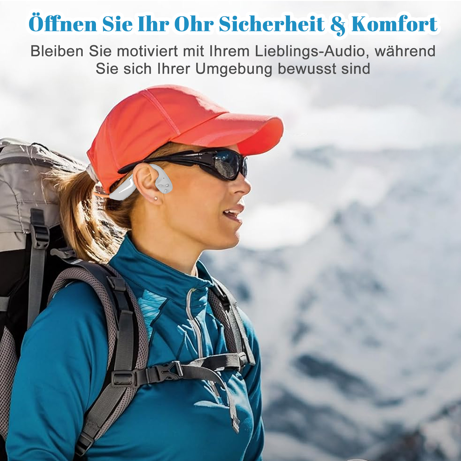 Frau mit roter Kappe und blauer Jacke mit Kopfhörern, beim Wandern in den Bergen.